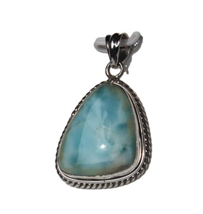 Collier pendentif en Larimar naturel, serti clos, fait main, pièce inspirée des artisans, cristal de guérison, bijou moderne unisexe en pierres précieuses - Product Image 1