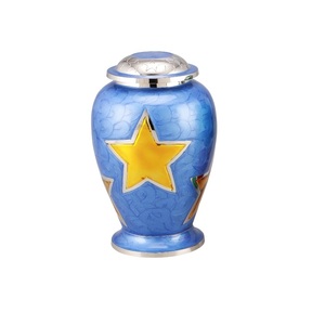 Urnes de crémation adultes en laiton de haute qualité avec émail de couleur bleue de conception de forme d'étoile jaune fini pour les cendres humaines. - Product Image 1