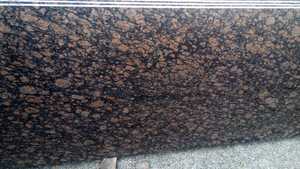 Petite dalle en granit brun baltique pour immeubles de bureaux modernes Design d'intérieur avec des tons riches et une surface polie - Product Image 4