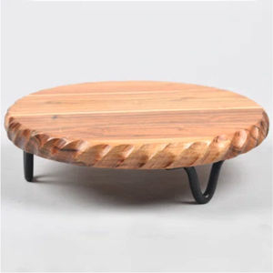 Soporte de pastel de madera con patas de hierro soporte de pastel de diseñador único y elegante aspecto natural - Product Image 1