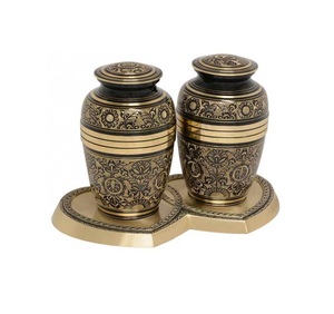 Proveedor de urnas de latón para cremación en oro acabado con diseño grabado con base urna de recuerdo artesanal India - Product Image 5