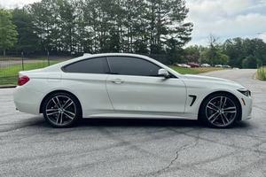 Sedán de Lujo Usado 2023, Potente Motor de Aspiración Natural, 2 Puertas, Auto de Alto Rendimiento, Características Premium, Transmisión Automática, Panorámico - Product Image 6