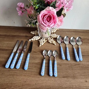 Ensemble de couverts en résine bleue simple avec motif floral, adapté aux repas quotidiens, aux dîners en famille et à une manipulation confortable, en provenance d'Inde - Product Image 1