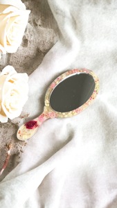 Miroir à main en résine avec finition lisse et brillante, parfait pour un usage quotidien, le maquillage ou des fins décoratives, ajoutant une touche élégante - Product Image 3