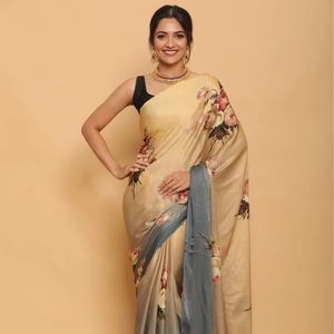 Sari de seda satinada blanca para mujer con estampado floral rosa para fiestas de verano inspiradas en la belleza de Japón - Product Image 1