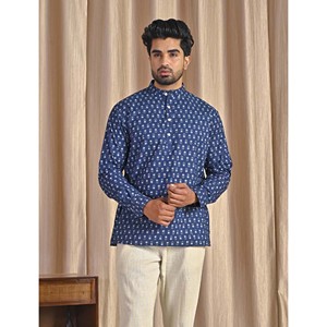 เสื้อคุร์ต้าผ้าฝ้ายป๊อปลินสีน้ำเงินพิมพ์ลายสำหรับผู้ชาย เสื้อเชิ้ตแขนยาวลำลอง ระบายอากาศได้ดีและสวมใส่สบาย - Product Image 1