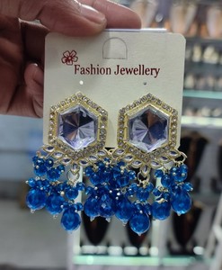 Boucles d'oreilles traditionnelles et tendance indiennes plaquées or Kundan avec perles et boucles d'oreilles Bollywood pour femmes et filles - Product Image 2