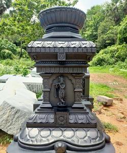 Maceta de Tulsi de piedra de Rajasthan negra El mejor precio disponible con entrega en puerta Maceta de Tulsi de mármol tallada a mano personalizada - Product Image 3