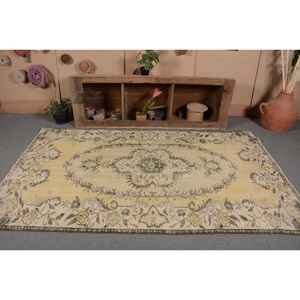 Alfombra turca Vintage de 4,9x8,3 pies, patrón de retales de lana de tejido plano verde amarillo para decoración para sala de estar o respaldo de látex para pasillo - Product Image 4