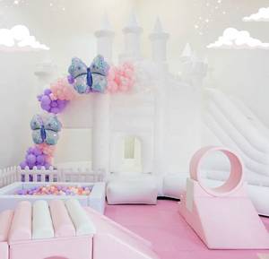 Grand château gonflable commercial en PVC blanc pour mariages, idéal pour la location événementielle - Product Image 1