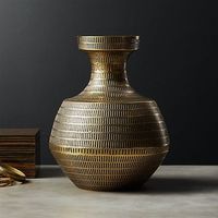 Vase à fleurs décoratif en métal au design élégant, parfait pour les intérieurs de maison et les compositions florales vintage