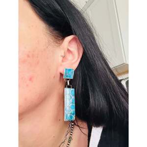 Boucles d'oreilles pendantes Zuni faites à la main en turquoise de Kingman et argent sterling, design géométrique - Product Image 2