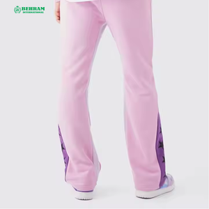 Ensemble de survêtement rose à capuche pour homme avec imprimé étoiles noires, coupe ample, style streetwear, pantalon de jogging long, taille élastique, poches latérales - Product Image 4