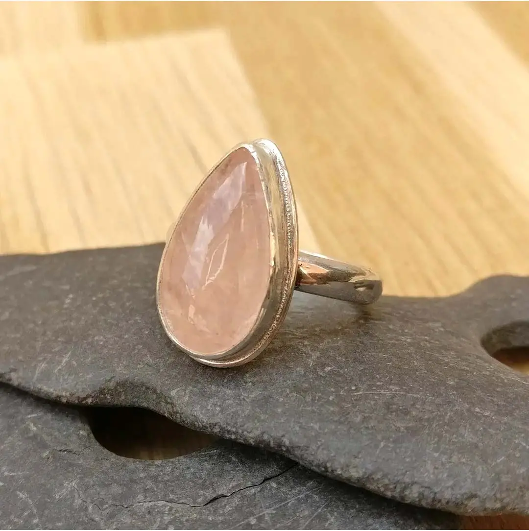 Natuurlijke Rozenkwarts Peervormige Ring Nieuwe Mode 9-12Mm Steen Verguld Bezel Set Ring Voor Jubileum Gehamerde Ring