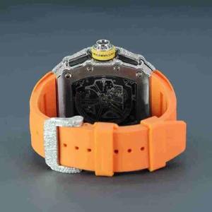 Montre-bracelet de luxe personnalisée pour homme en acier inoxydable avec bracelet en caoutchouc orange, verre serti de diamants de laboratoire de haute qualité, style Hip Hop - Product Image 3