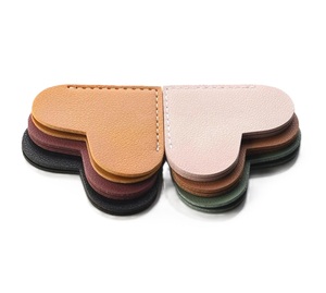 Dessous de verre en cuir au design moderne pour accessoires de table Dessous de verre en cuir de forme ronde de couleur verte et chocolat - Product Image 2