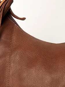 กระเป๋าสะพายไหล่หนังแท้ทำมือคุณภาพสูง ดีไซน์โบฮีเมียนสำหรับผู้หญิง แต่งพู่ห้อยลายดอกไม้สไตล์ตะวันตก เหมาะสำหรับฤดูใบไม้ร่วง - Product Image 2