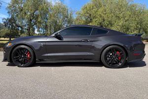 Ford Mustang Shelby GT500 d'occasion de 2022, appartenue au guitariste de rock alternatif célèbre Dave Navarro, avec guitare autographiée incluse. - Product Image 3