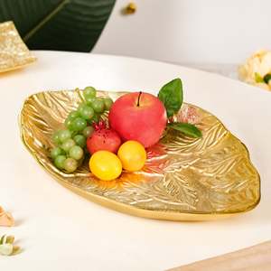 ถาดอลูมิเนียมขนาดใหญ่สำหรับตกแต่งโต๊ะ ลายใบไม้แบบนูน ดีไซน์ทันสมัย จากอุตรพัฒนา ผลิตโดย AMBAR EXPORTS - Product Image 1