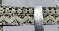 Fait sur mesure sur base noire et fil de couleur blanche travail floral lacets brodés à la machine pour les vêtements et pour la revente.