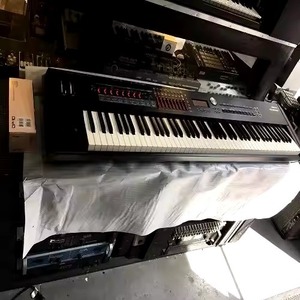 La mejor oferta disponible para el nuevo piano de escenario digital RD 2000 RD2000 de 88 teclas con soporte de banco y kit de estuche de viaje - Product Image 5