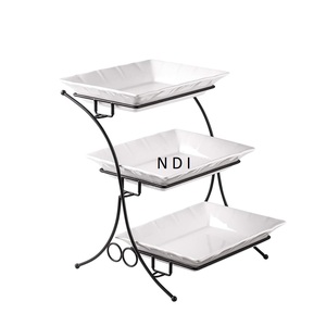 Support à gâteau élégant à trois étages en bois pour la présentation de gâteaux de mariage, idéal pour les hôtels et restaurants de luxe, comme centre de table. - Product Image 4