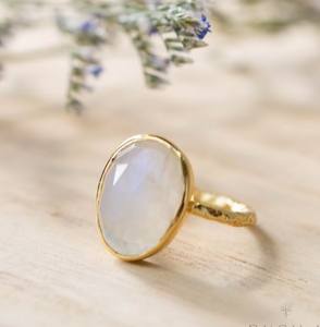 Anillos de Piedra Lunar Arcoíris, Gema Ovalada, Plata de Ley, Chapado en Oro Rosa, Estilo Martillado, Conjunto de Anillos de Piedra Natal - Product Image 1