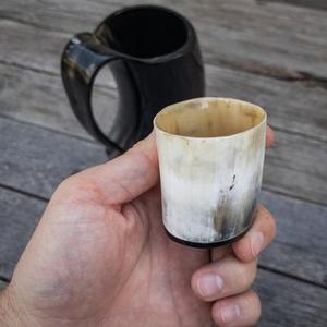 Tasse en corne élégante faite à la main avec une variation de couleur naturelle et une texture de surface brillante pour boire traditionnellement à un prix abordable - Product Image 6