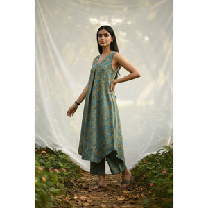 Ensemble Kurta décontracté pour femme en crêpe, col en V asymétrique, sans manches, respirant, motif Rose, idéal printemps/été - Product Image 2