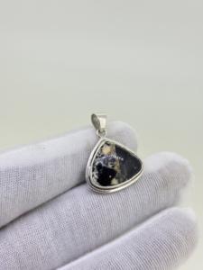 Colgante de Boda Clásico de Lujo Hecho a Mano, Personalizable, Natural e Impresionante, de Plata de Ley con Turquesa Búfalo en Forma de Trillón - Product Image 3