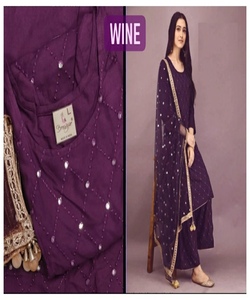 Saree à la mode Kanchipuram avec des ornements en diamants riches et des détails à volants. - Product Image 3