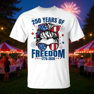 T-shirt Messy Bun per il 250° Anniversario degli USA: Celebra 1776-2026 - Edizione Limitata, Abbigliamento Promozionale - Product Image 3