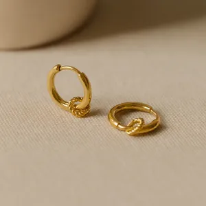 Boucles d'oreilles créoles tendance en laiton et cuivre plaqué rhodium avec perles turquoise pour femme, idéales pour les fêtes et comme cadeau - Product Image 2