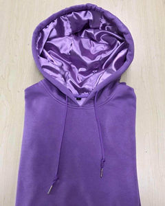 เสื้อฮู้ดผ้าไหมผ้าซาตินสองชั้นแบบสวมหัวสำหรับผู้ชายเสื้อมีฮู้ดบุผ้าซาตินสองชั้นแบบเรียบโลโก้กำหนดเอง - Product Image 1