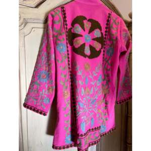 Chaqueta de Cuero Tribal Suzani para Mujer, Estilo Boho Oversize, Color Rosa Salvia, Reversible, Acolchada y Bordada, Talla XL para Primavera - Product Image 4