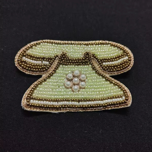 Broche brodée magnifique, faite à la main avec des perles, personnalisable, broche brodée avec des perles de rocaille, design par glowin fashion - Product Image 1