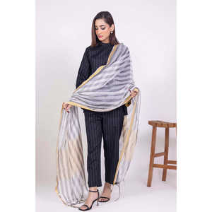 Jacuard WGK-DPT-JQ-104 Écharpe en soie avec design drapé - Product Image 5