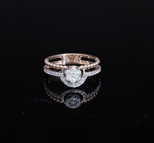 แหวนเพชรธรรมชาติสีทองทูโทน14K ที่มีการออกแบบสองแถบตรงกลางทรงกลมโดยเน้นเพชรและลูกปัด - Product Image 3