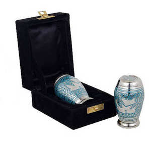 Urne funéraire en métal avec finition florale pour cendres humaines ou d'animaux domestiques Petite urne funéraire souvenir pour animaux de compagnie avec boîte en velours bleu - Product Image 2