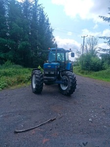 New hollandd 8340 Tractores agrícolas con bomba de engranajes de motor central y componentes de rodamiento Tipo de tractor de rueda - Product Image 2