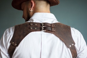 Arnés de Cuero para Padrinos de Boda, Regalo para Hombre, Color y Logotipo Personalizados, Herrajes de Alta Calidad, Cuero Granulado MHS-0028 - Product Image 2