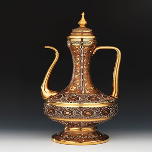 Ewer de cobre sólido con un patrón floral en relieve. Jarra decorativa rústica de Oriente Medio. Disponible a precios de mayorista. - Product Image 2