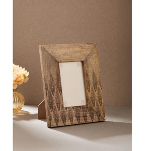 Tableau photo en bois classique au design unique et créatif pour affiches, œuvres d'art, portraits - Écologique, durable, prix réduit - Product Image 2