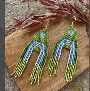 Boucles d'oreilles perlées vert olive, boucles d'oreilles à franges arc-en-ciel - Product Image 2