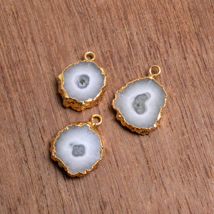 Pendentif tranche de quartz solaire Collier de pierres précieuses électrolytiques Bijoux faits à la main Charme de pierre de guérison pour femmes et hommes - Product Image 3