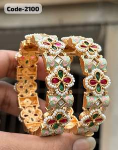 Magnifiques bracelets en laiton Rajwadi avec sculptures traditionnelles et pierres vertes rouges parfaits pour les fonctions de mariage et les looks de fête - Product Image 5