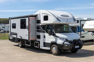 Autocaravana de Lujo con Horno, Una Habitación, Capacidad para 4-6 Personas, RV Todoterreno en Venta - Product Image 6