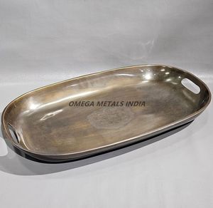 Plateau de service ovale moderne en argent brillant avec un design élégant et des poignées faciles à saisir, idéal pour les divertissements élégants - Product Image 3