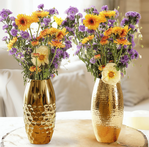 Urna de metal con acabado en mármol azul y detalles florales dorados. Disponible a precios de mayoreo. - Product Image 2