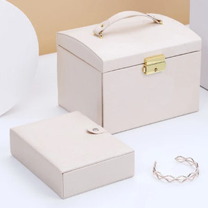 Caja de joyería de metal de color blanco al por mayor elegante cuadrado estampado cuadrado para mejorar su colección - Product Image 1